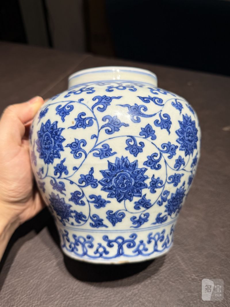 明万历 青花缠枝莲纹罐 - 图5